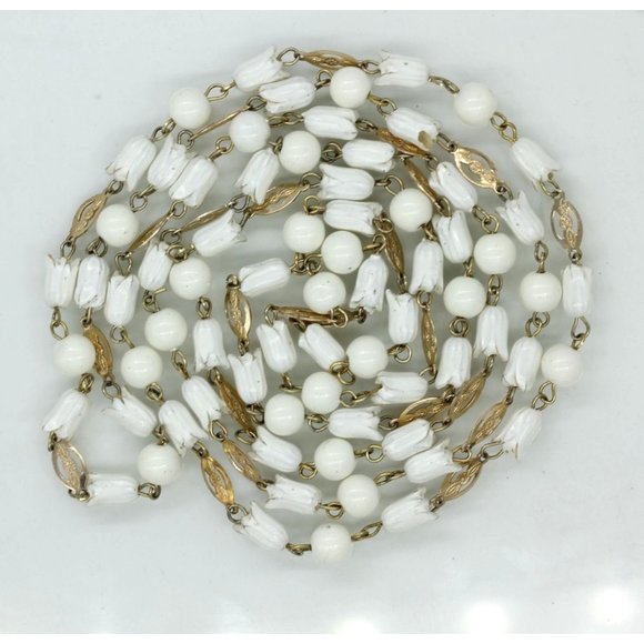 VINTAGE HAWAII PIKAKI flower acrylic flapper necklace, gold tone accents  54" - Picture 5 of 11